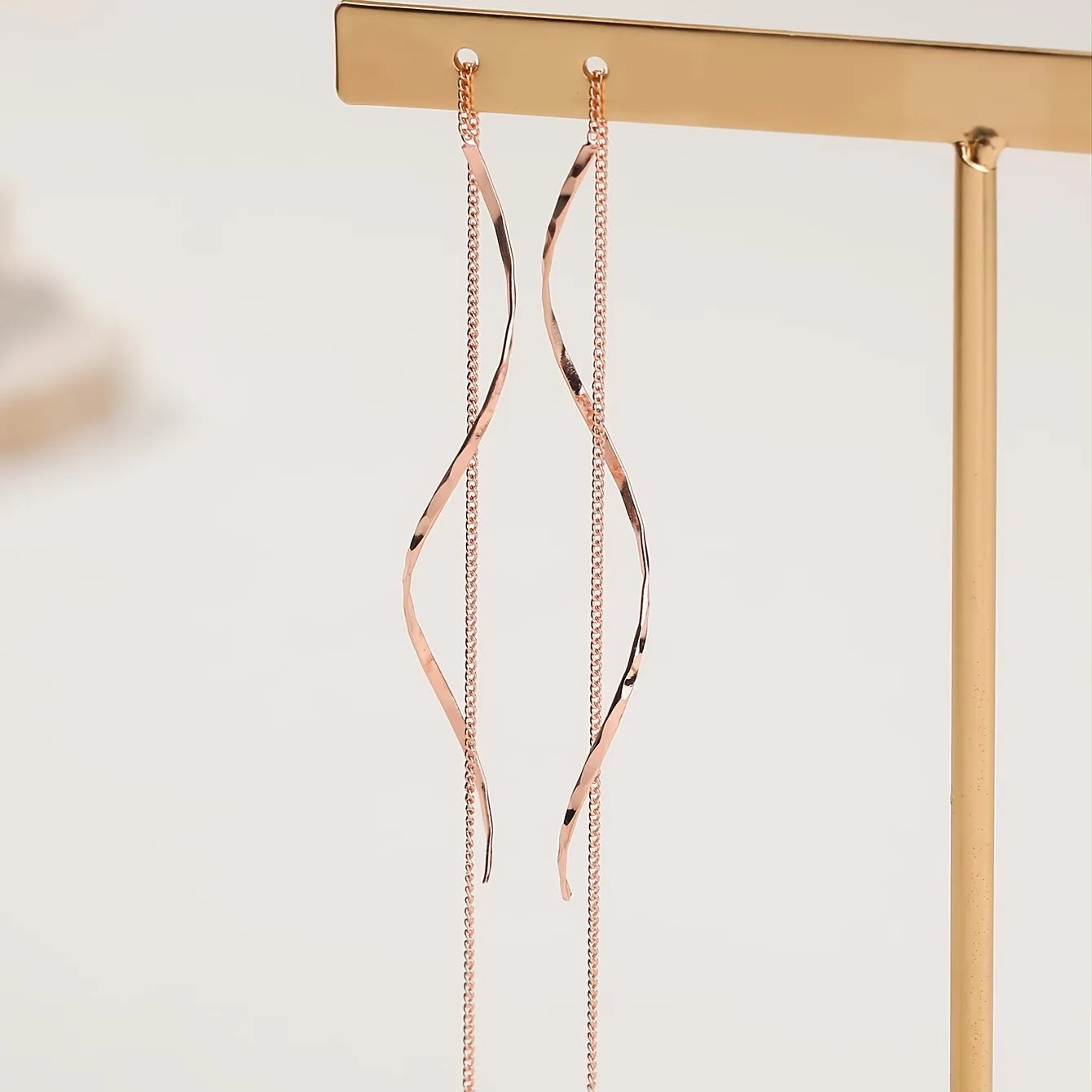 Women’s Long Chain Earrings, Wavy Design, Delicate Movement, Elegant Accessory