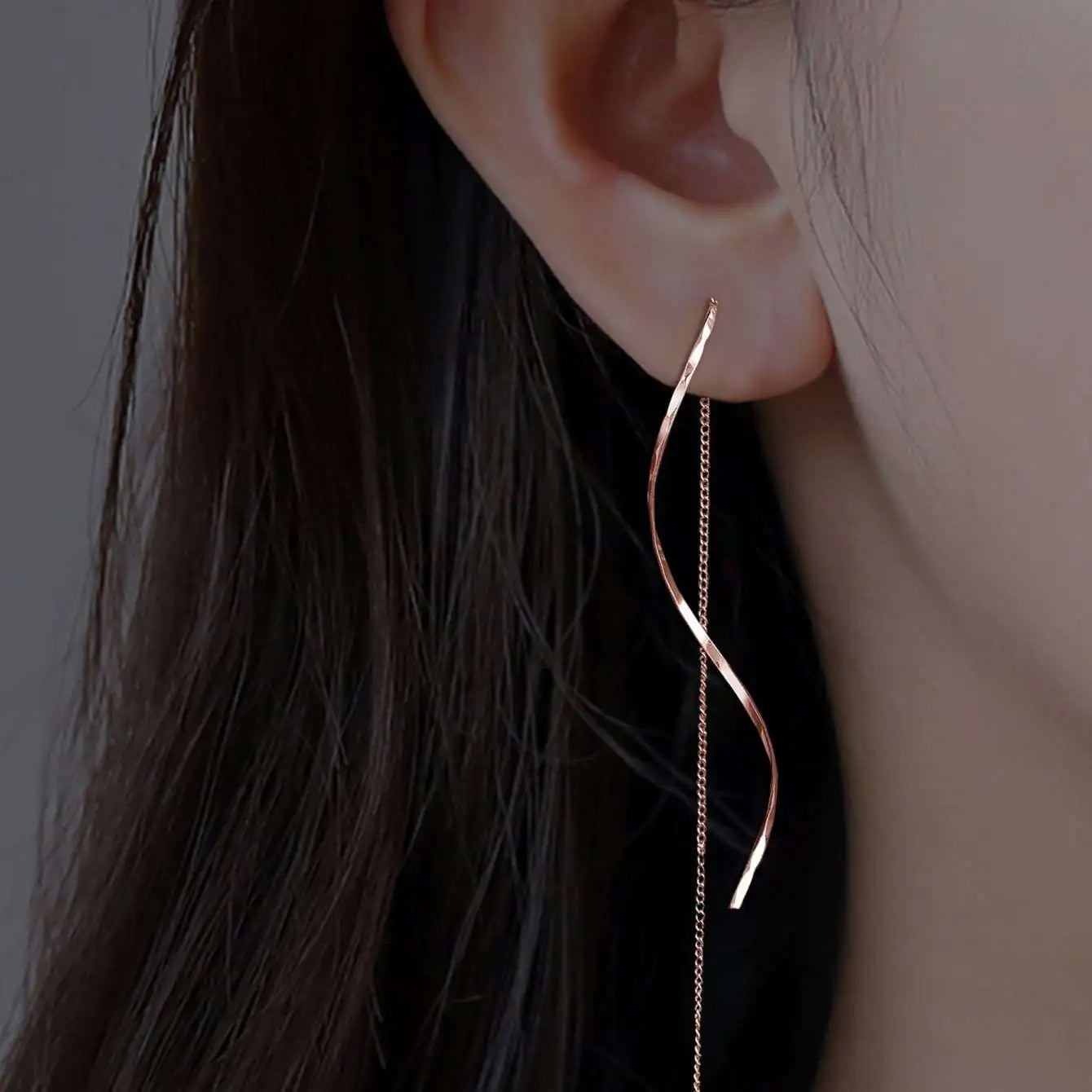 Women’s Long Chain Earrings, Wavy Design, Delicate Movement, Elegant Accessory