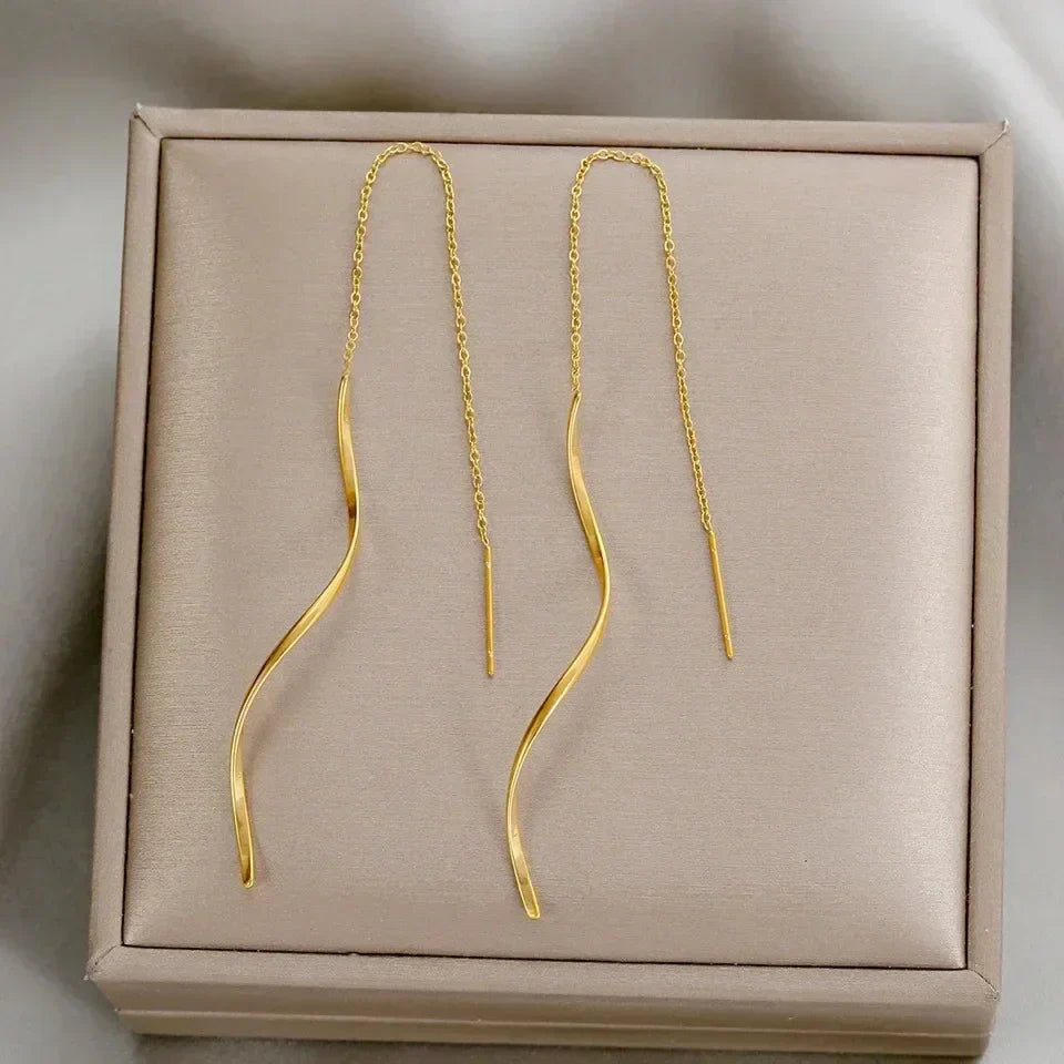 Women’s Long Chain Earrings, Wavy Design, Delicate Movement, Elegant Accessory