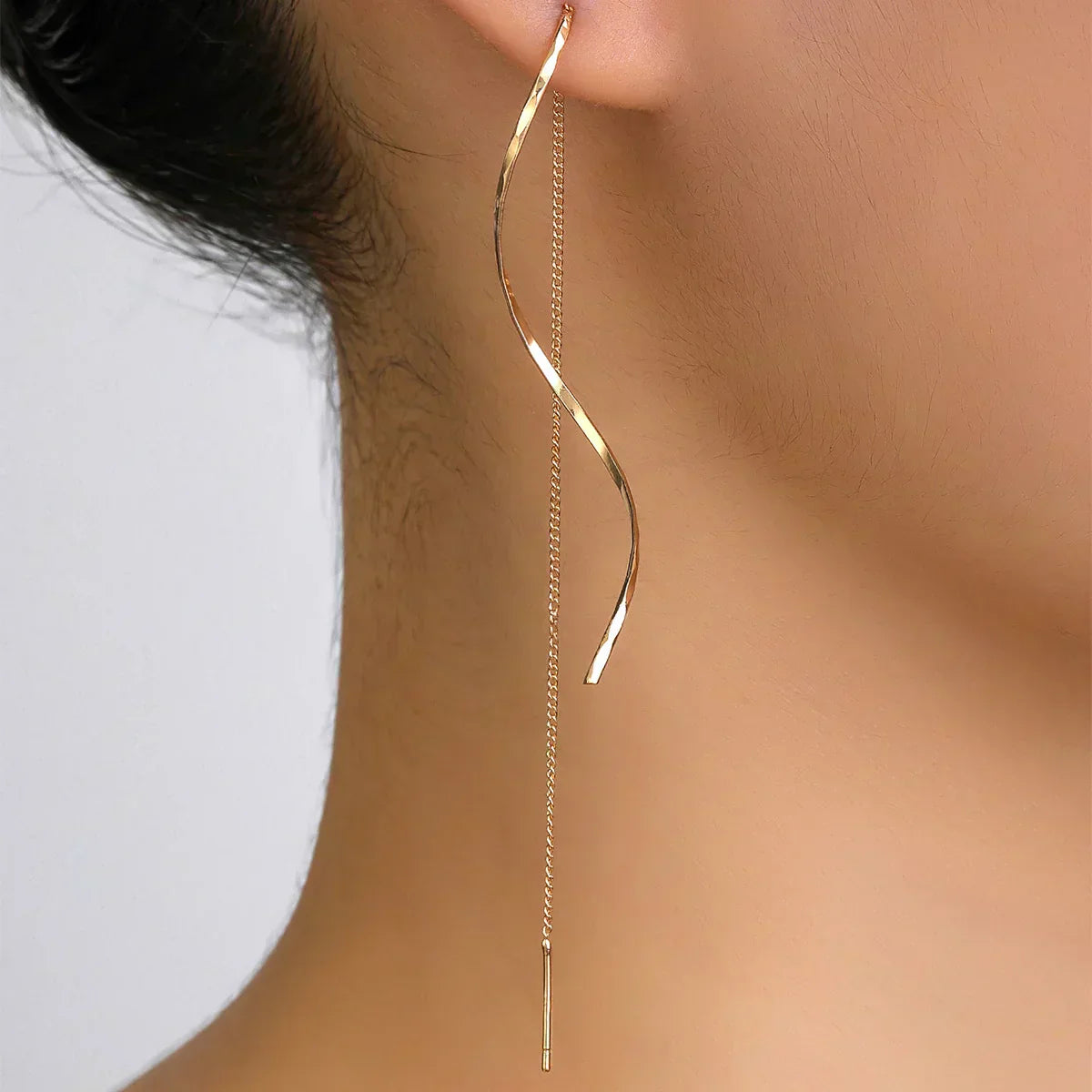 Women’s Long Chain Earrings, Wavy Design, Delicate Movement, Elegant Accessory