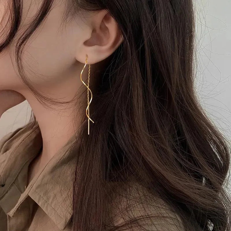 Women’s Long Chain Earrings, Wavy Design, Delicate Movement, Elegant Accessory