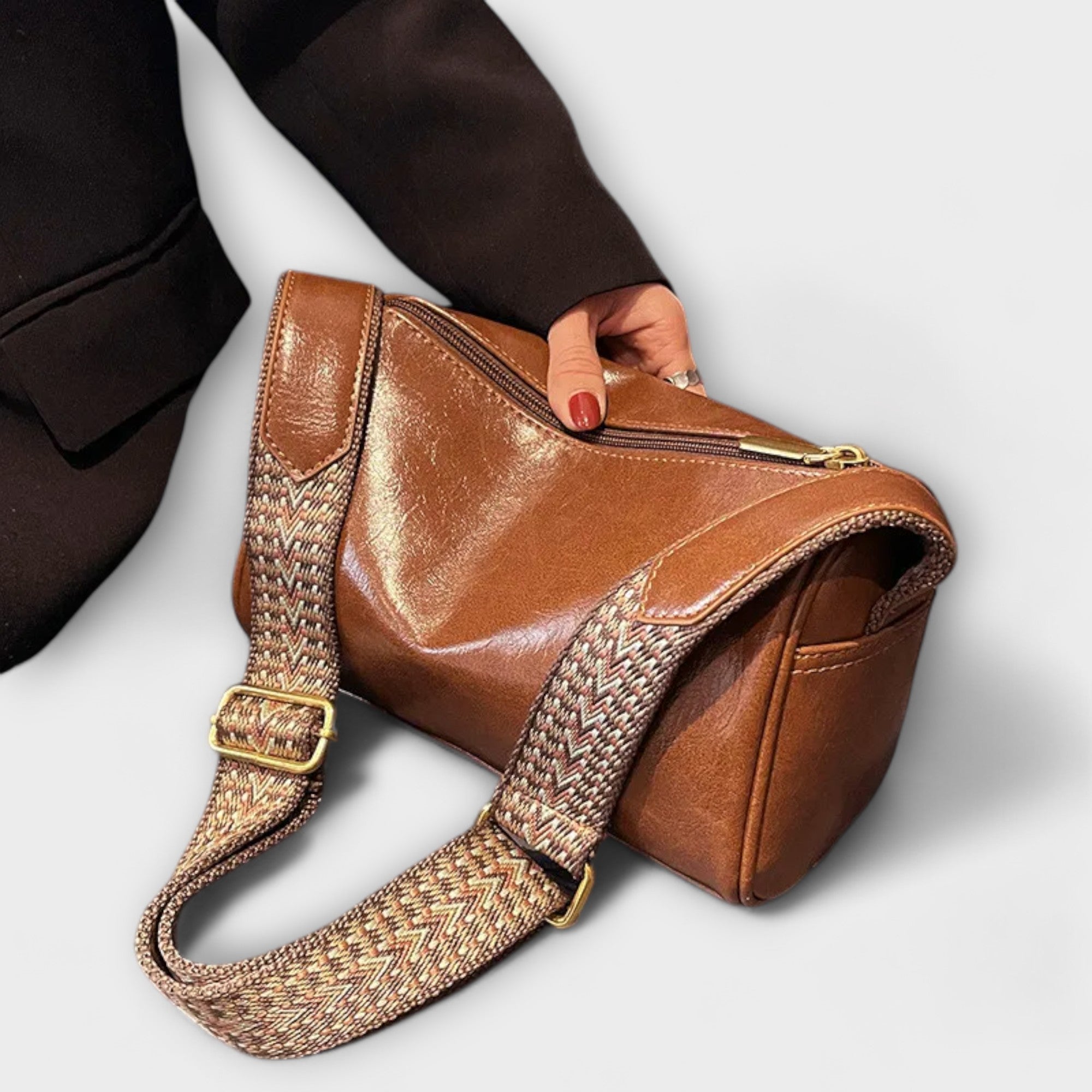 Women’s Crossbody Bag Vintage-Inspired, Spacious Interior, Adjustable Straps, Timeless Design