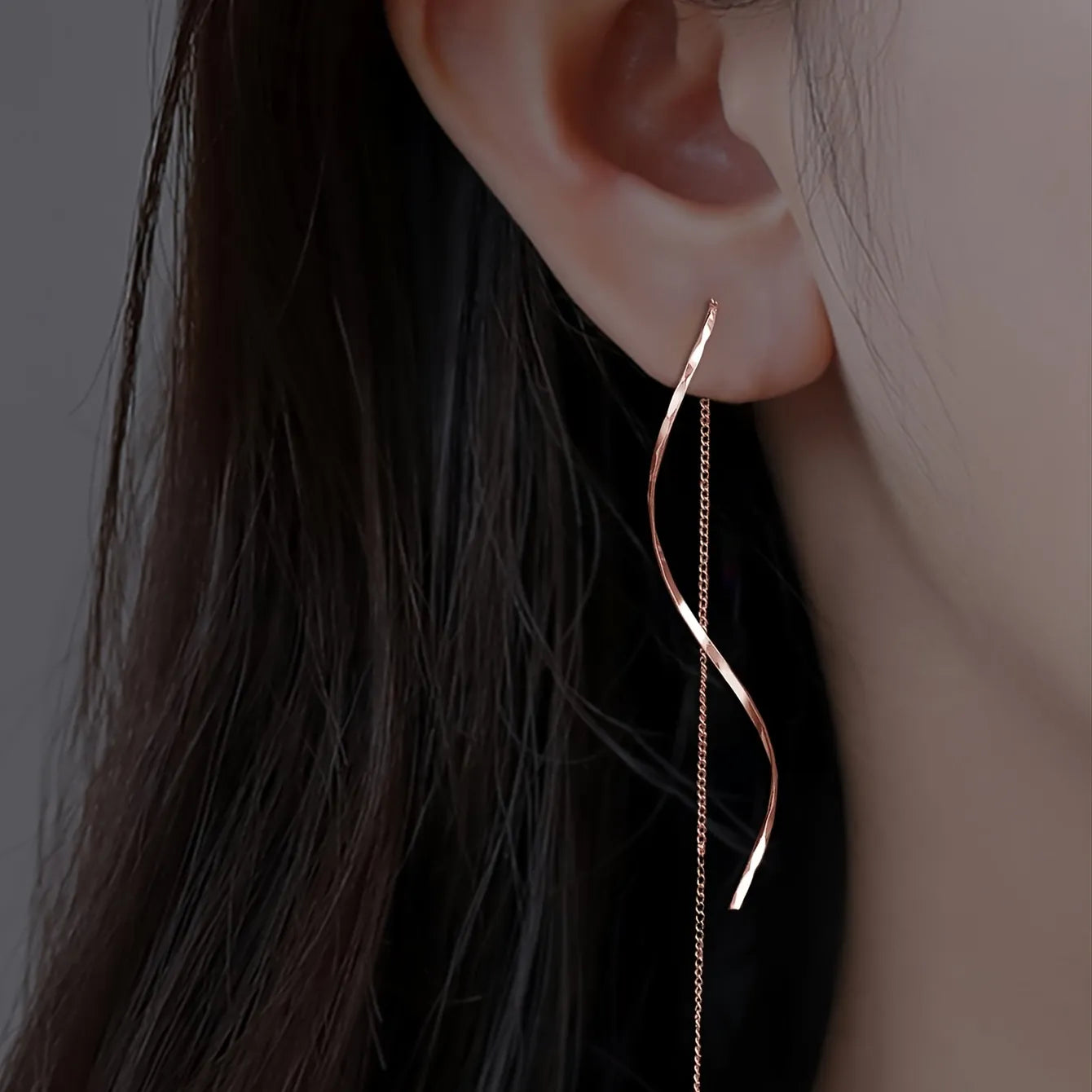 Women’s Long Chain Earrings, Wavy Design, Delicate Movement, Elegant Accessory